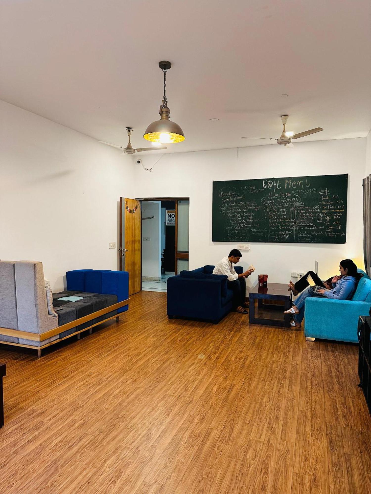 A Sleepy Fox Hostel Nowe Delhi Zewnętrze zdjęcie