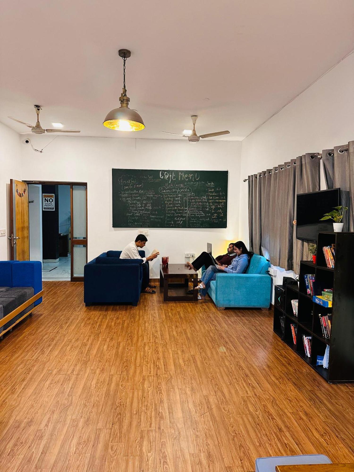 A Sleepy Fox Hostel Nowe Delhi Zewnętrze zdjęcie